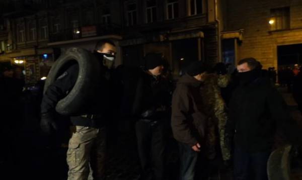 Тем временем: Третью годовщину начала столкновений на Грушевского майданщики отметили дракой с полицией