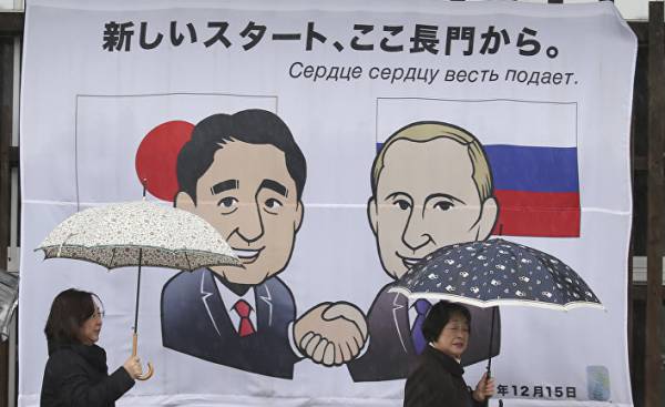 Плакат с изображением премьер-министра Японии Синдзо Абэ и президента РФ Владимира Путина в Нагато