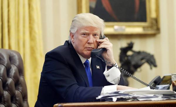 Президент США Дональд Трамп говорит по телефону с премьер-министром Австралии Малкольм Тернбуллом