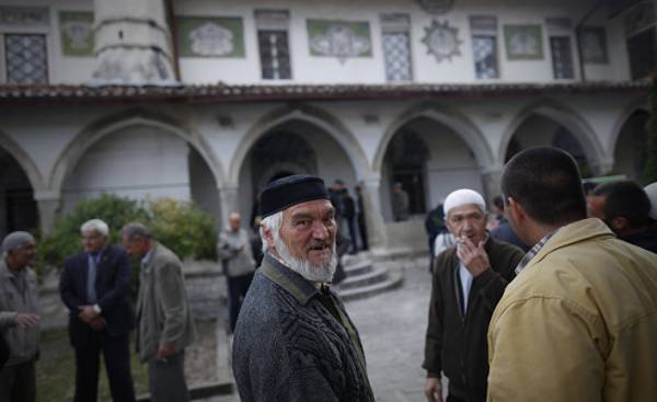 Крымские татары общаются после молитвы в день праздника Курбам-Байрам