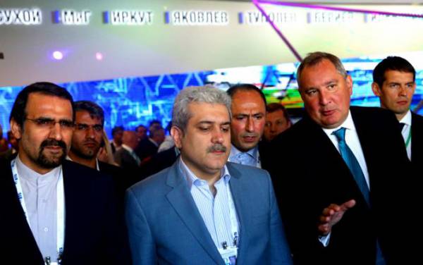 Вице-президент Ирана Сорену Саттари (в центре на первом плане) и вице-премьер РФ Дмитрий Рогозин на Международном авиационно-космическом салоне МАКС