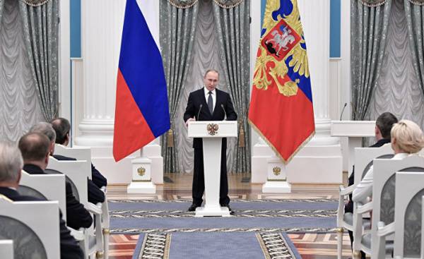 Президент РФ Владимир Путин выступает на церемонии вручения премий президента РФ в области науки и инноваций для молодых ученых за 2016 год в Екатерининском зале Кремля. 8 февраля 2017
