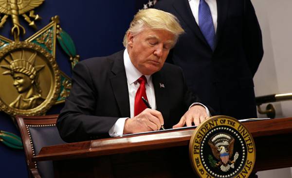 Президент США Дональд Трамп подписывает исполнительный указ &laquo;Защита страны от иностранных террористов, пытающихся въехать в США&raquo;