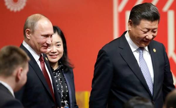 Президент России Владимир Путин (слева) вместе с лидером Китая Си Цзиньпином