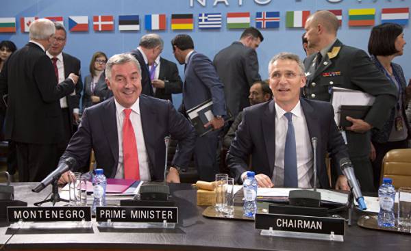 Премьер-министр Черногории Мило Джуканович и генсек НАТО Йенс Столтенберг во время церемонии подписания протокола о вступлении Черногории в НАТО