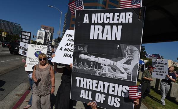 Члены движения Stand With Us выступают против предложенной Ираном ядерной сделки у здания суда в Лос-Анджелесе