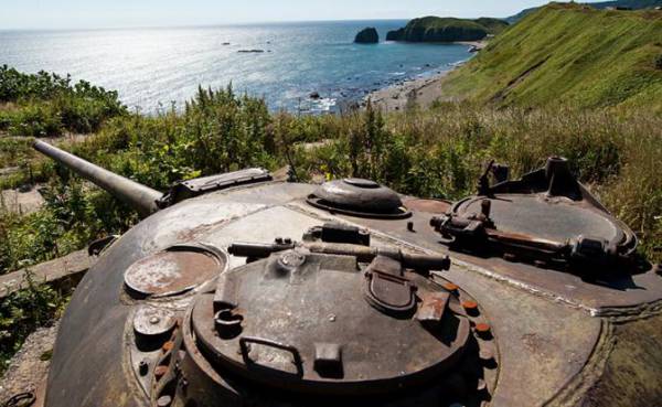 Линия береговой обороны на базе башен танка ИС-3 на острове Кунашир Курильской гряды
