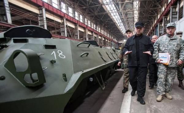 Секретарь Совета национальной безопасности и обороны Украины Александр Турчинов (второй справа) во время посещения Киевского бронетанкового завода