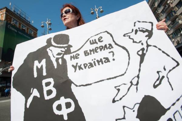 Киев заявил об угрозе дефолта и обрушения гривны без средств МВФ