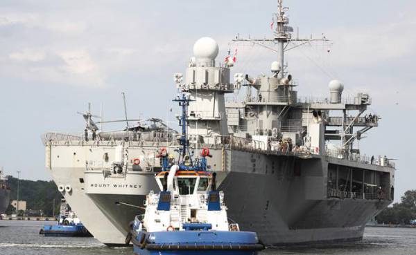 Корабль ВМС США USS Mount Whitney в морском порту Гдыни