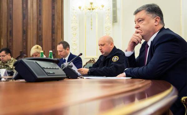 Петр Порошенко и секретарь Совета национальной безопасности и обороны Украины Александр Турчинов (справа налево) на заседании Совета национальной безопасности и обороны Украины