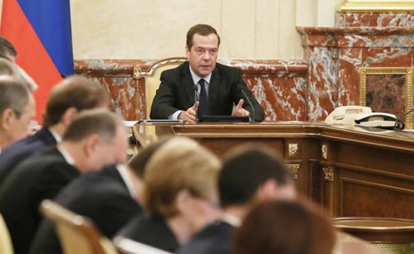 Премьер-министр РФ Дмитрий Медведев на заседании правительства РФ