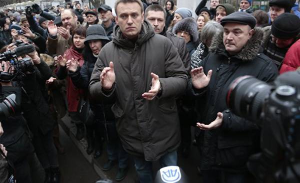 Политик Алексей Навальный у здания Замоскворецкого суда Москвы