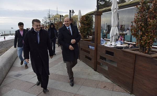Депутат парламента Сербии Милован Боич (слева) во время посещения Крыма. 20 марта 2017