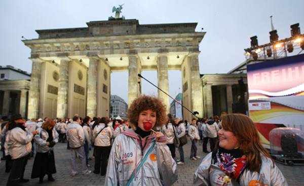 Жители Берлина у Бранденбургских ворот на Парижской площади