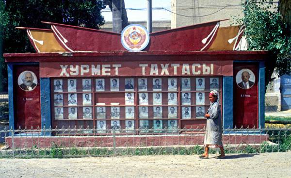 Городская доска почета в городе Мунайке, Узбекистан