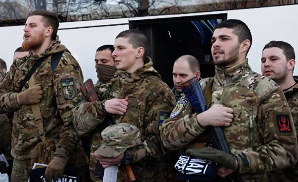 Украинские силовики перед отправкой на юго-восток Украины