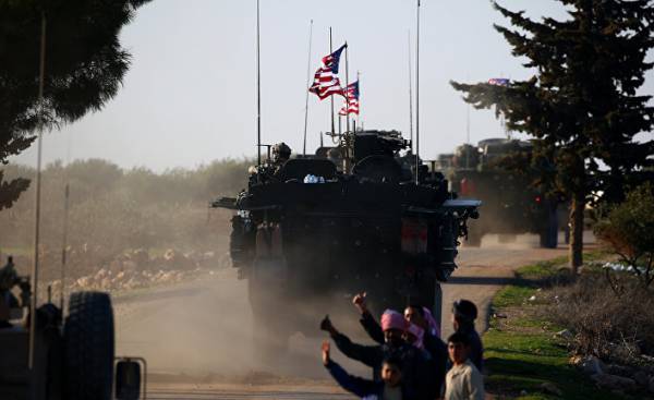 Конвой американских бронемобилей на западной окраине Северного сирийского города Манбидж