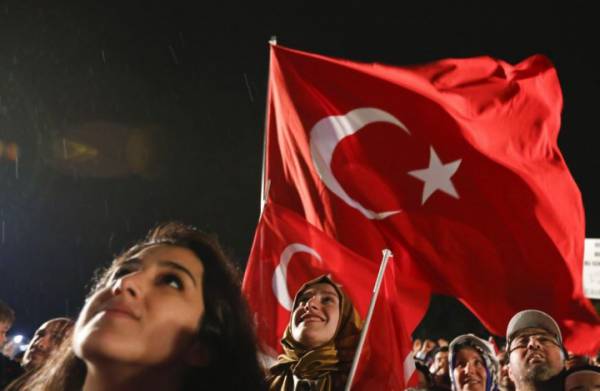 Эрдоган празднует победу: на референдуме в Турции обработаны 99% голосов