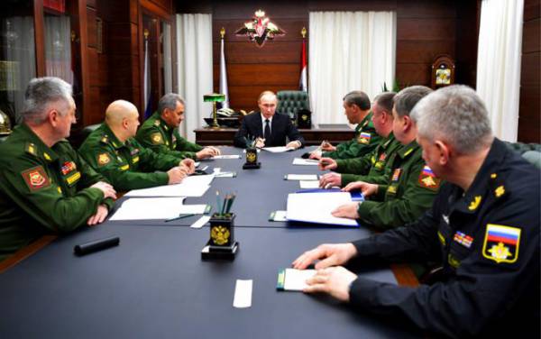Президент России Владимир Путин на совещании с командующими войсками военных округов.