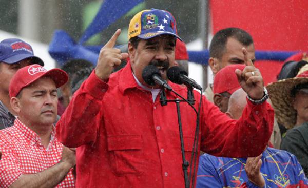 Президент Венесуэлы Николас Мадуро выступает на митинге в Каракасе