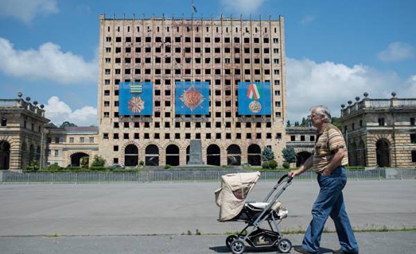 Бывшее здание дома правительства на площади Свободы в Сухуме