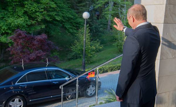 Президент РФ Владимир Путин прощается с федеральным канцлером ФРГ Ангелой Меркель
