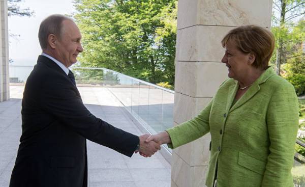 Президент РФ Владимир Путин и федеральный канцлер ФРГ Ангела Меркель во время встречи. 2 мая 2017