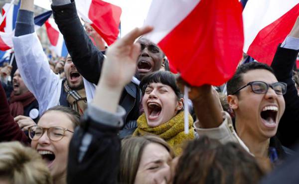 Сторонники независимого центристского кандидата в президенты Эммануэля Макрона радуются его победе, Париж, Франция