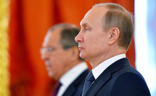 Президент России Владимир Путин, министр иностранных дел РФ Сергей Лавров (справа налево)