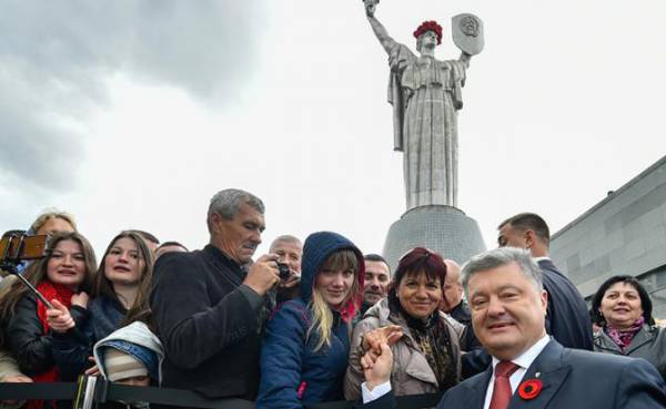Президент Украины Петр Порошенко (на первом плане справа)