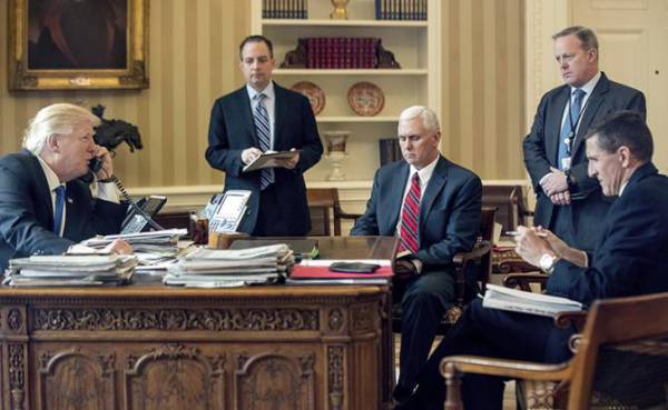 Президент США Дональд Трамп, начальник аппарата Белого дома Райнс Прибус, вице-президент США Майк Пенс, пресс-секретарь Белого дома Шон Спайсер, и советник по национальной безопасности Майк Флинн (слева направо)