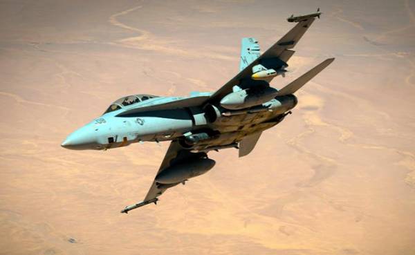 Американский истребитель-бомбардировщик Макдоннел-Дуглас F/A-18 в небе над Сирией