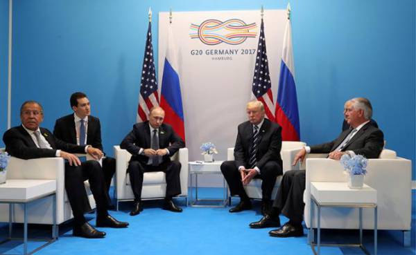Президент РФ Владимир Путин и президент США Дональд Трамп (слева направо по центру) во время двусторонней встречи на саммите «Группы двадцати». Слева — глава МИД РФ Сергей Лавров, справа — госсекретарь США Рекс Тиллерсон