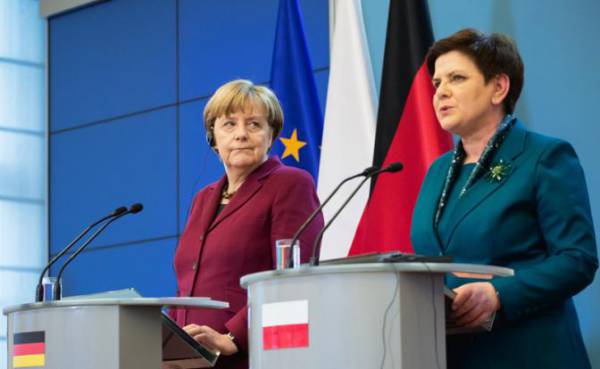 На фото канцлер Германии Ангела Меркель и премьер-министр Польши Беата Шидло