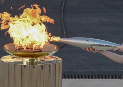 Олимпийский огонь в Париже в день открытия летних Игр пронесет трансвестит и мусорщик
