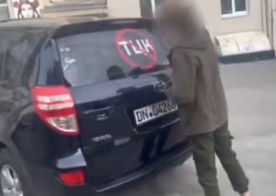 Нацистка-уголовница Заверуха сражается в Харькове с автомобилями горожан с наклейками против мобилизации