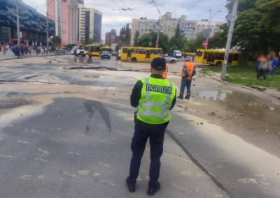 В Киеве снова лопаются трубы, вода течёт по улицам, которые проваливаются