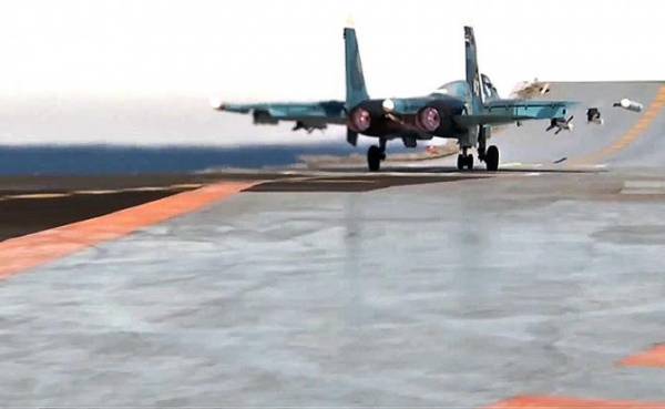 Истребитель Су-33 во время боевого вылета с палубы тяжелого авианесущего крейсера «Адмирал Кузнецов» для нанесения ударов по объектам террористов в Сирии