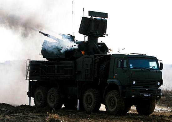 В Московской области в рамках тренировки подразделения зенитного ракетного полка отработали развертывание систем С-400 и Панцирь-С