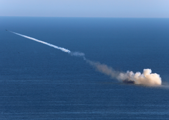 Крейсер «Варяг» и подлодка «Томск» выполнили стрельбу крылатыми ракетами по надводной мишени