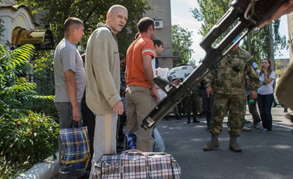 Пленные бойцы вооруженных сил Украины перед процедурой передачи украинской стороне в Донецке
