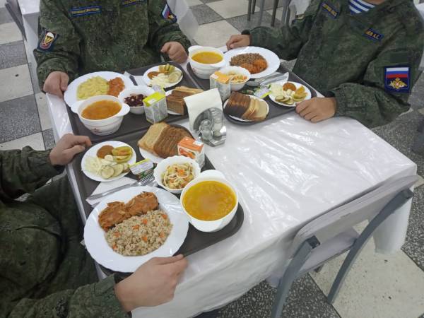 Овощной рассольник, буженина и сытная каша: военнослужащие пробуют блюда русской кухни