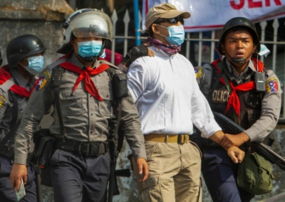 В Мьянме полиция открыла огонь по протестующим, погибли люди