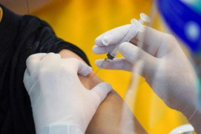 «Понадобится 10 лет». Bloomberg счёл Украину лидером аутсайдеров по вакцинации от COVID-19