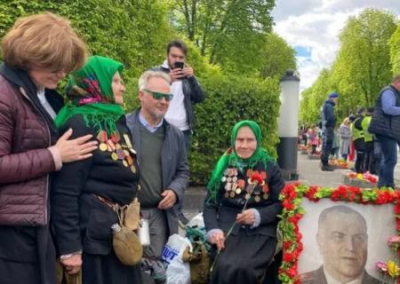 9 мая киевляне отбили у полиции двух сестер — бабушек-ветеранов, с портретом Жукова