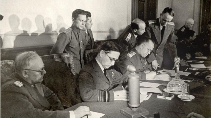 9 мая 1945 года капитуляцию Германии от лица СССР принял маршал Георгий Жуков