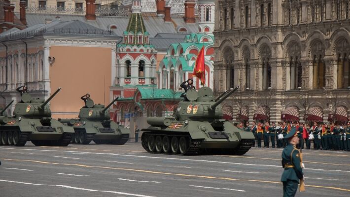 Танковая колонна продемонстрировала прогресс от Т-34 до новейших Т-14