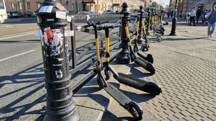 В Петербурге  запретили парковать самокаты на пути пешеходов у метро и остановок транспорта