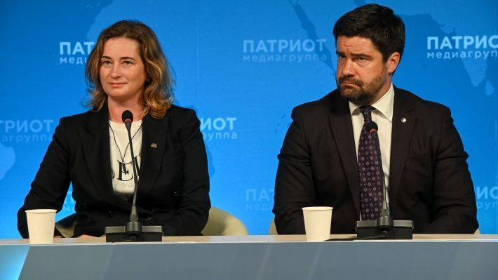 Мария Евневич и Дмитрий Панов на пресс-брифинге медиагруппы "Патриот"